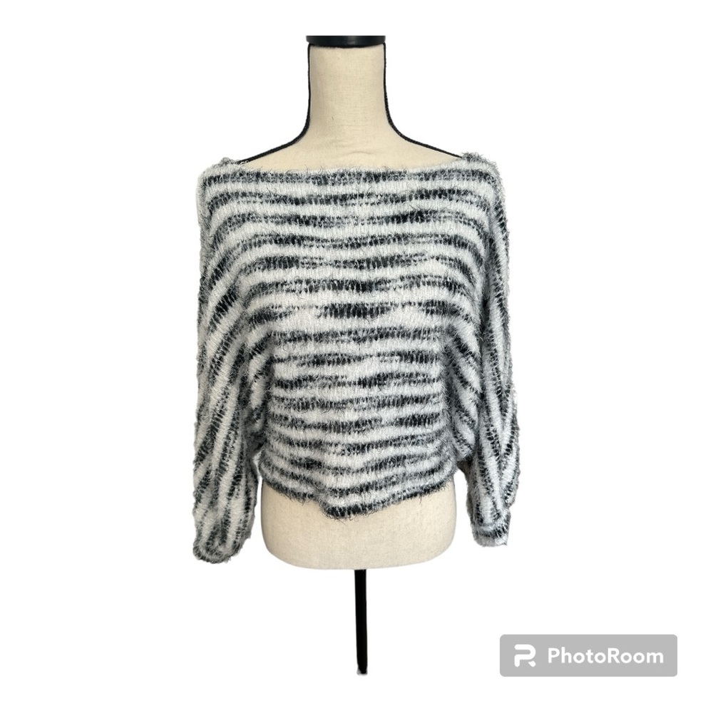 Jolie size M trendy fringe style sweater